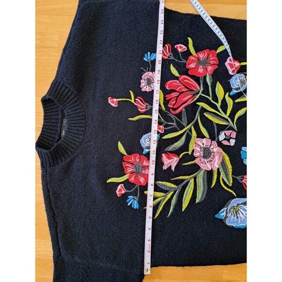 ROMEO & JULIET Couture Black Floral Embroidered Sweater Pullover Size Small - Picture 4 of 13